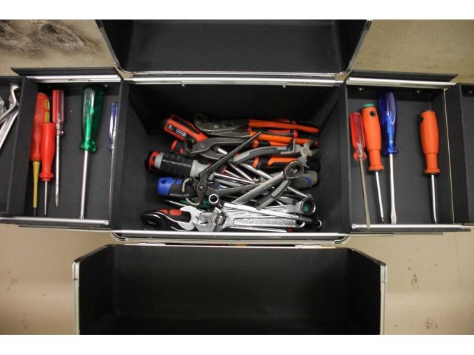 Sicht in den Werkzeugkoffer mit Schraubendreher, Zangen und Schraubenschlüssel