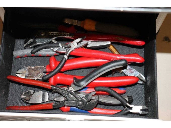 Sicht in den Werkzeugkoffer mit Schraubendreher, Zangen und Schraubenschlüssel