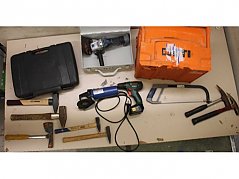 Steckschlüsselsatz, Säge, Hämmer, 
Werkzeugkiste und Werkzeugmaschinen