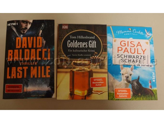 Konvolut aus 7 Büchern Krimi und Thriller;
hier: Teilansicht von 3 Büchern