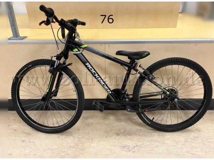 1 Kinder-Mountainbike von Decathlon "Rockrider", schwarz, 24 Zoll, 18 Gänge, Kettenschaltung, Rahmenhöhe ca. 35 cm.