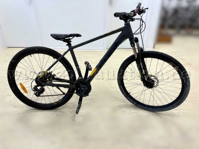 Mountainbike von Cube, rechts