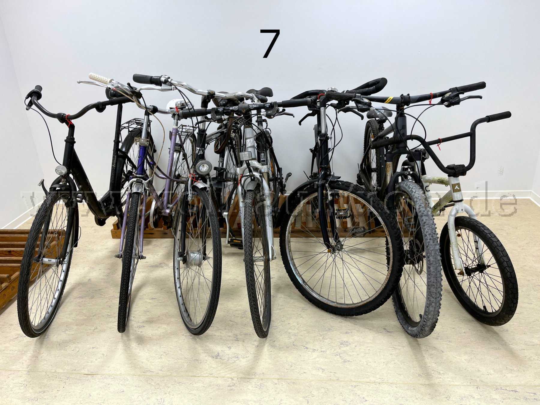 Übersicht Konvolut: Zwei Damenräder, 1 Herrenrad, 1 Crossbike, 1 All Terrain Bike, 1 Mountainbike, 1 BMX-Rad