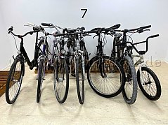 Übersicht Konvolut: Zwei Damenräder, 1 Herrenrad, 1 Crossbike, 1 All Terrain Bike, 1 Mountainbike, 1 BMX-Rad