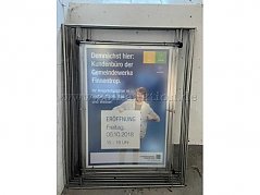 Werbung mit Plakat