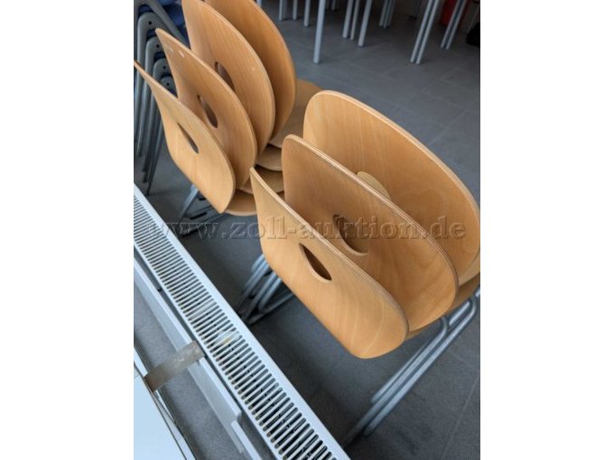 Holzstuhl von hinten