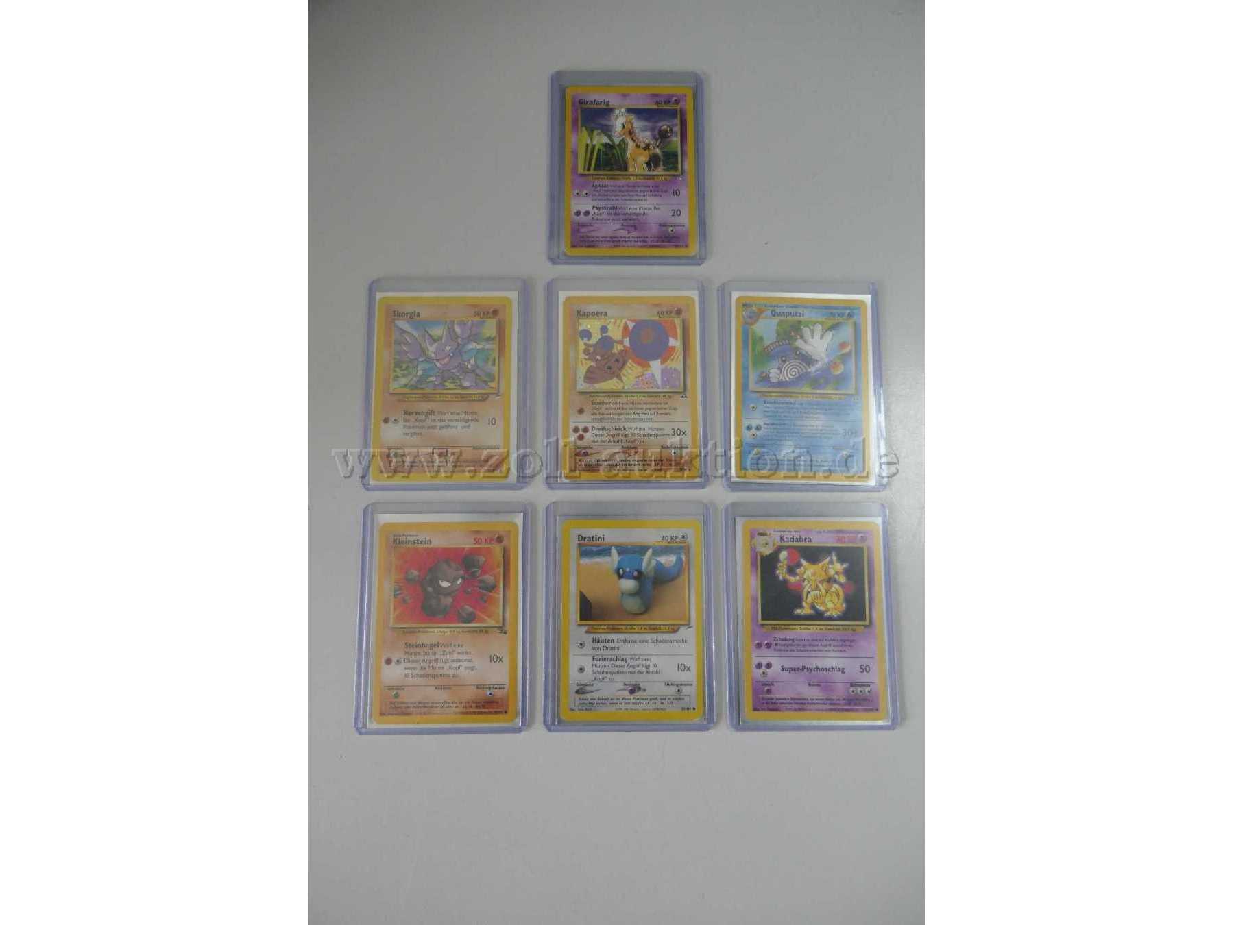 7 Pokémon Karten in Schutzhüllen Gesamtansicht von vorne