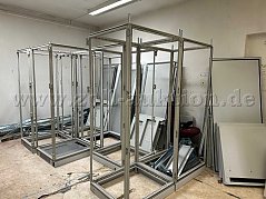 Schränke im auseinandergebauten Zustand; Zubehör wie Türen und Schienen sind vorhanden