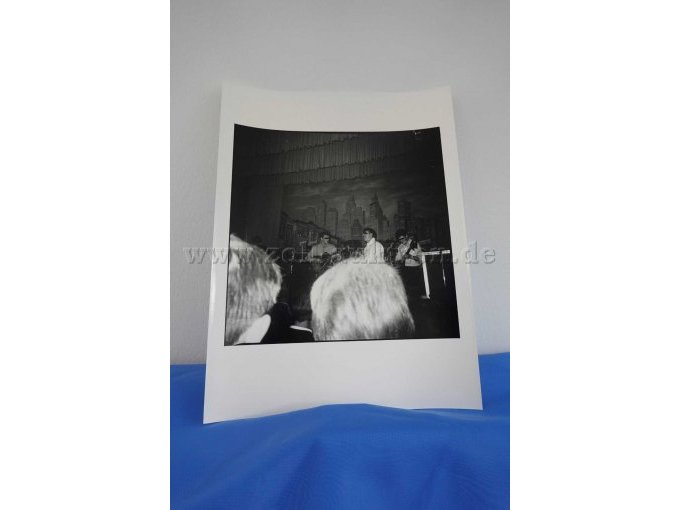 Musiker auf Bühne und Publikum