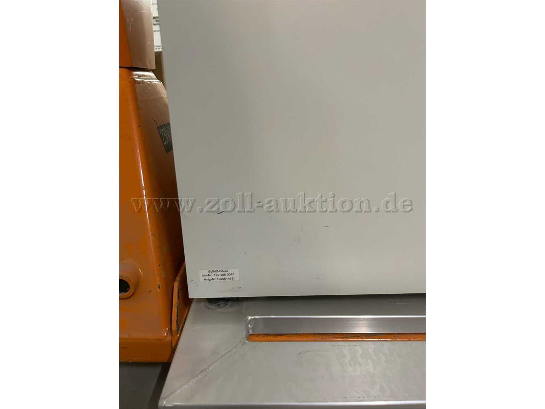 WIM 557006_Vollsichtvitrine mit Beleuchtung_Kratzer