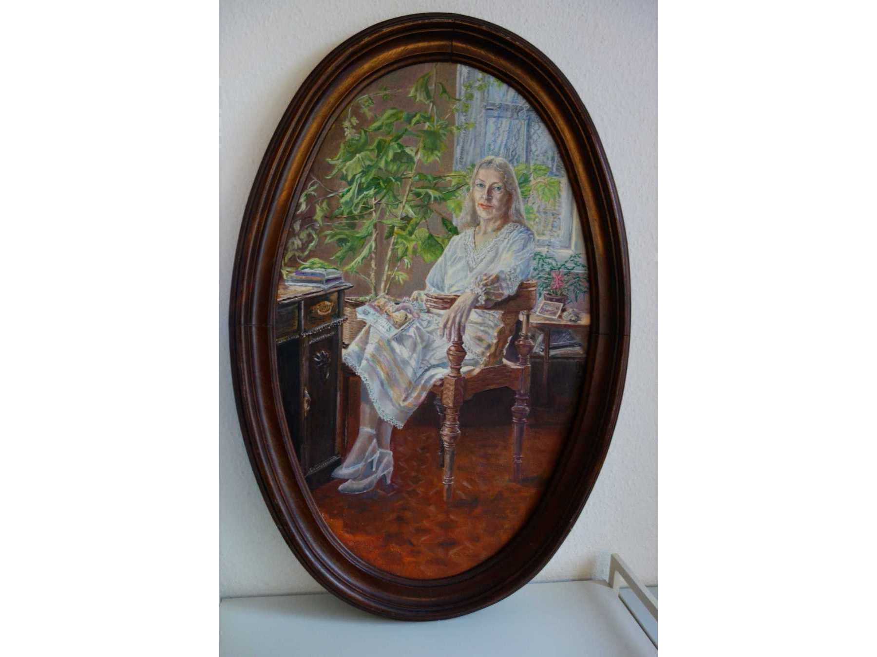 ovales Bild mit sitzender Dame