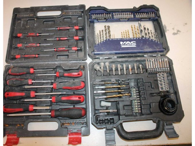 1 Werkzeugkoffer mit 12 Schraubendreher & 1 Bohrer- und Bitset Koffer „Mac Allister“