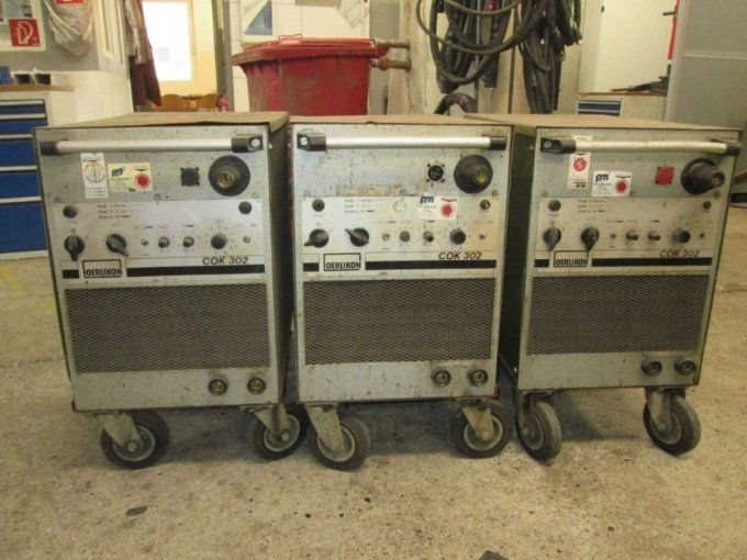 3x baugleiche Oerlikon Schutzgasschweißgeräte. Alle Geräte ohne Zubehör

-Zwei Geräte ohne Drahtförderrollen

-Ein Gerät mit Drahtförderrolle welches getestet wurde (Lichtbogen zündet und Draht wird g