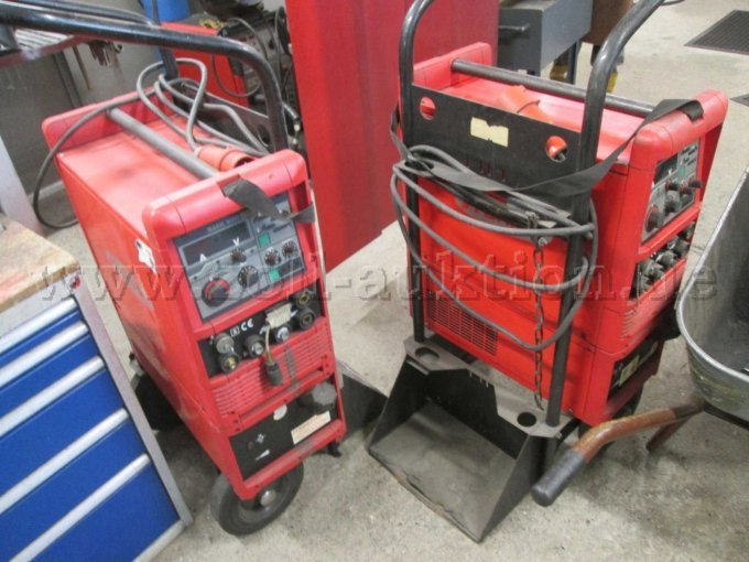 Schweißgerät Fronius. -Ein Gerät hat Kühlwasserverlust

-Beide Geräte ohne Zubehör

-Beide Geräte wurden nicht getestet. Es können bei allen Geräten keine Fehler oder defekte ausgeschlossen werde!!!