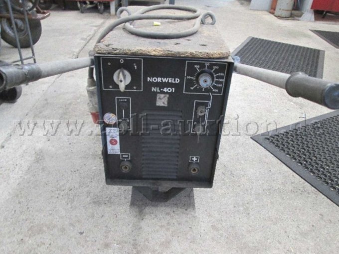 Schweißgerät Norweld. -Gerät ohne Zubehör

-Gerät wurde nicht getestet



Es können bei allen Geräten keine Fehler oder defekte ausgeschlossen werde!!!