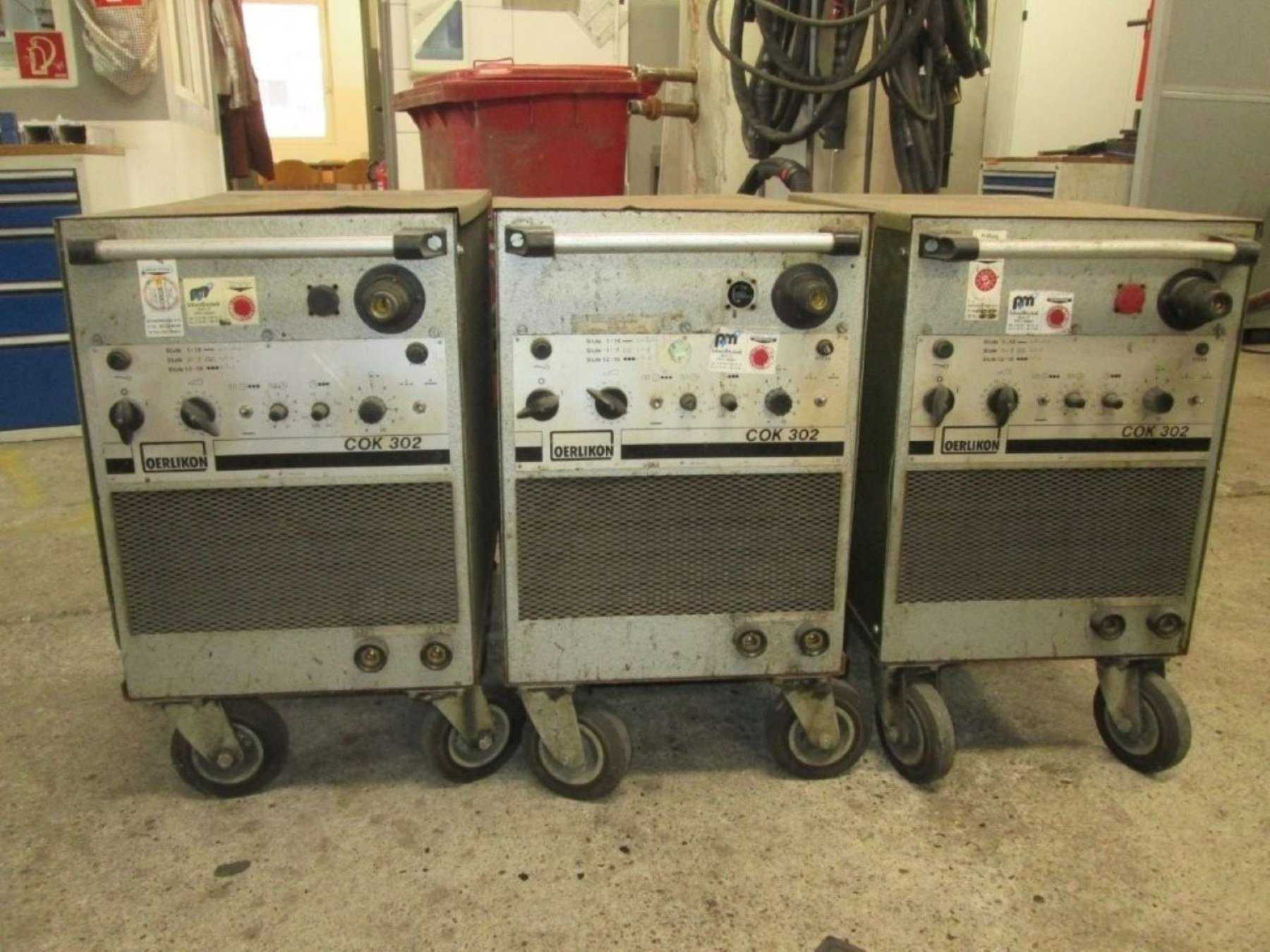 3x baugleiche Oerlikon Schutzgasschweißgeräte. Alle Geräte ohne Zubehör

-Zwei Geräte ohne Drahtförderrollen

-Ein Gerät mit Drahtförderrolle welches getestet wurde (Lichtbogen zündet und Draht wird g