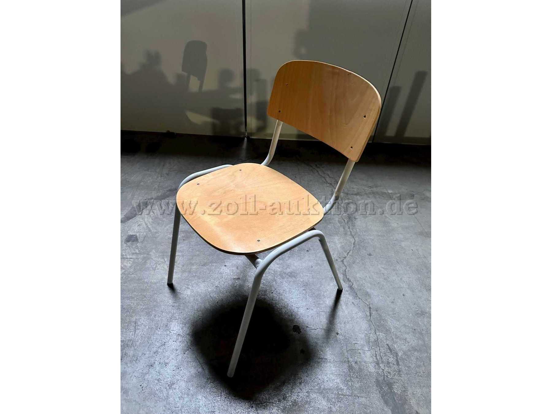 Holzstuhl Schrägansicht