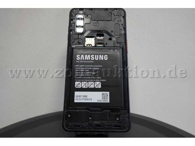 Rückansicht mit geöffnetem Deckel