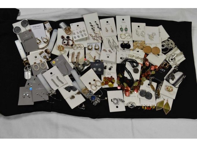 86 Teile Modeschmuck -ungetragen- 86 Teile Modeschmuck -ungetragen-