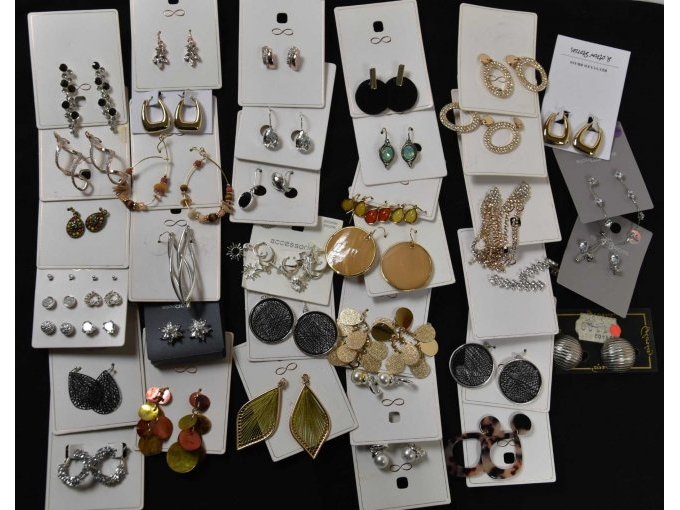 44 Paar Ohrringe und Ohrstecker