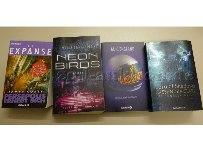 Konvolut von 8 Büchern Fantasy / Science-Fiction;
Teilansicht von 4 Büchern