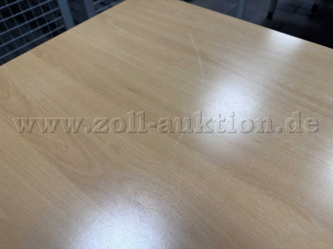 Tisch 6, Kratzer auf der Tischplatte