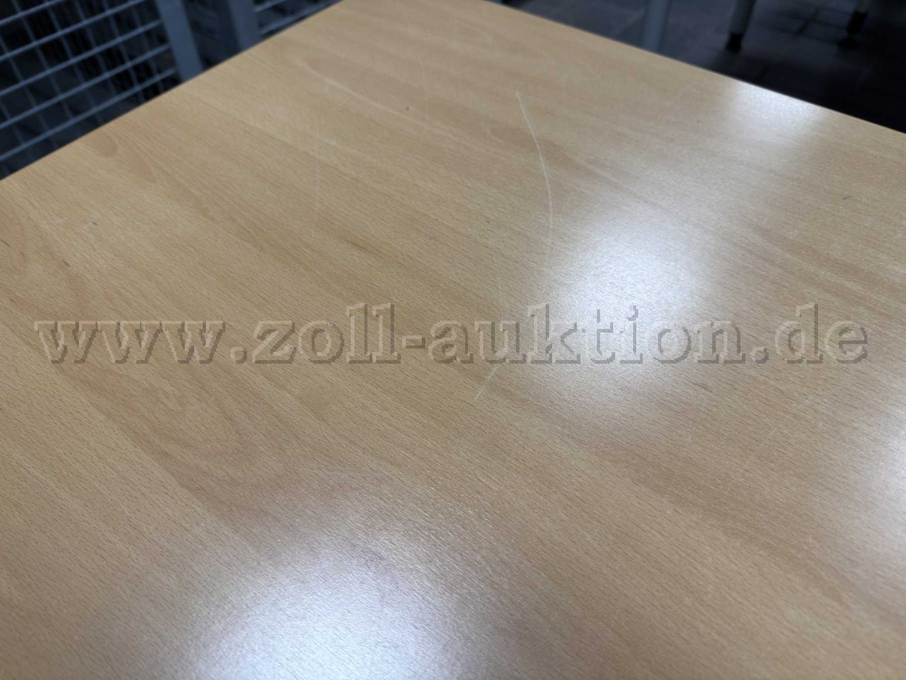 Tisch 6, Kratzer auf der Tischplatte