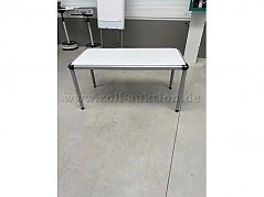 Tisch aufgebaut quer