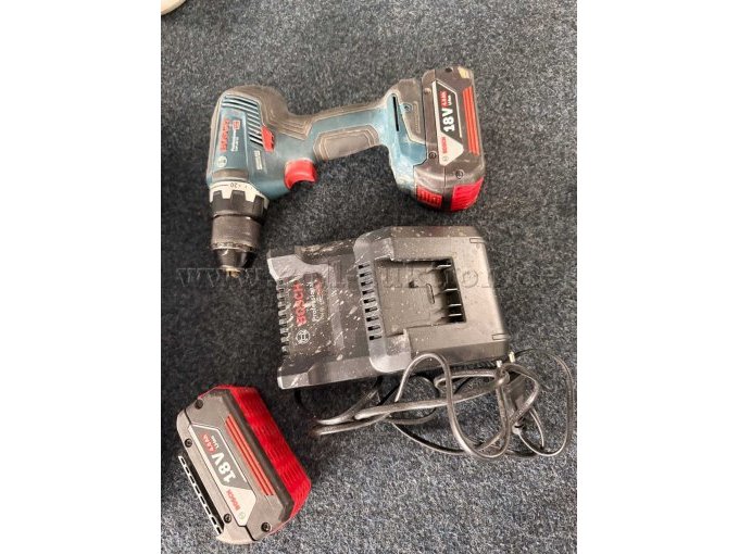 Koffer 4: Akku-Bohrschrauber, Akkus und Ladegerät