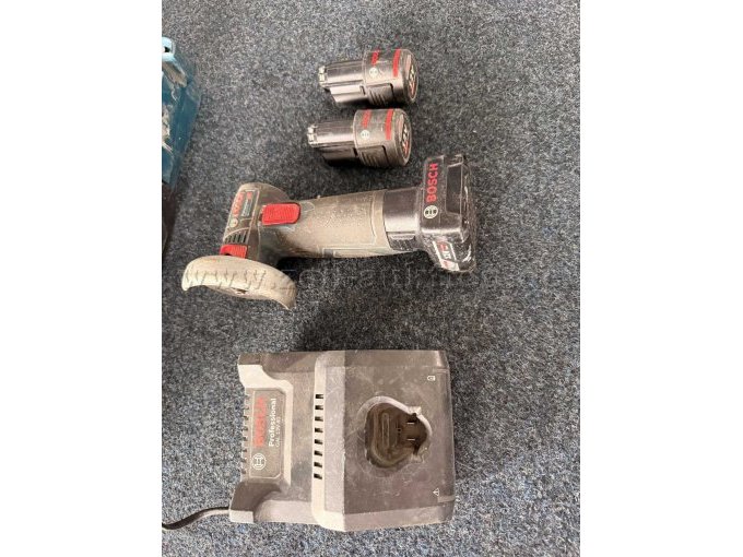 Koffer 7: Winkelschleifer, Akkus und Ladegerät