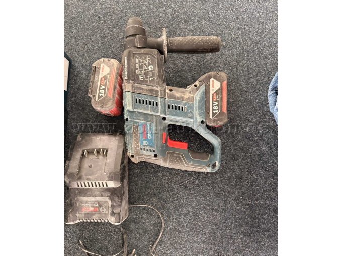 Koffer 1: Bohrhammer, Akkus und Ladegerät