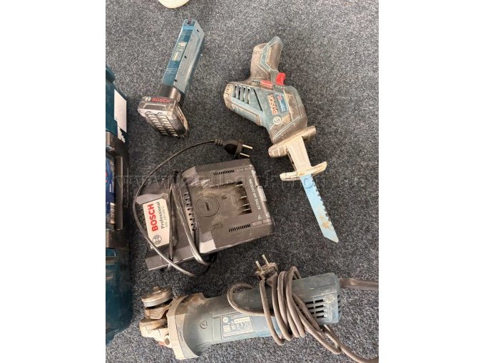 Koffer 8: Winkelschleifer, Akku-Säbelsäge, Akku-Leuchte, Akku und Ladegerät