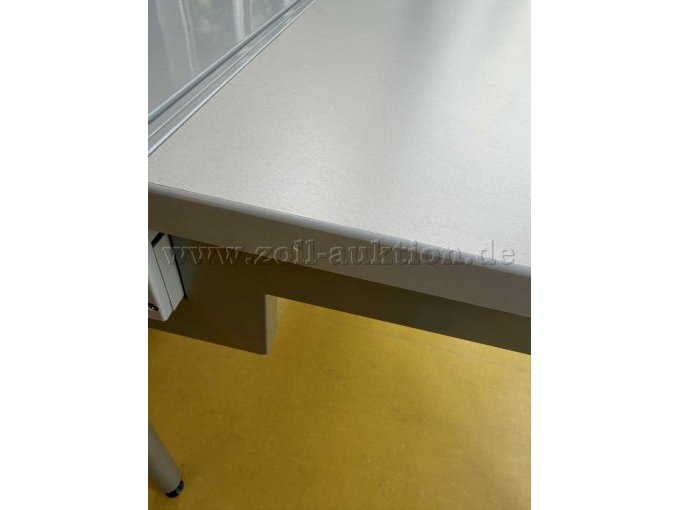 Druckschaden an einer Tischblende