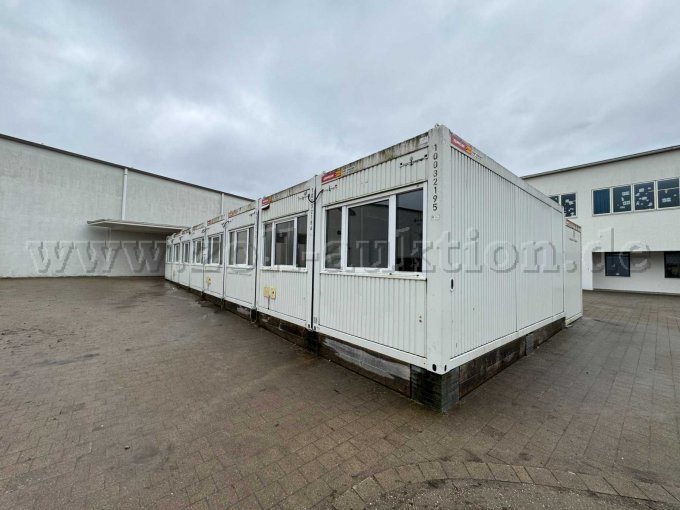 Außenansicht alle 8 Container