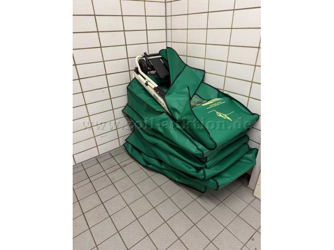 8 Zusammengeklappte Evakuierungsstühle eingepackt in den Schutzhüllen