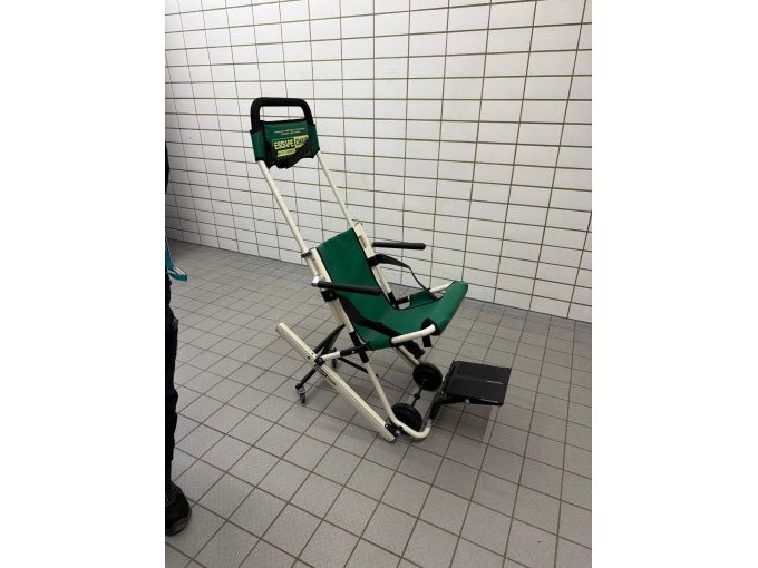 Hier ist ein aufgebauter Evakuierungsstuhl zusehen.