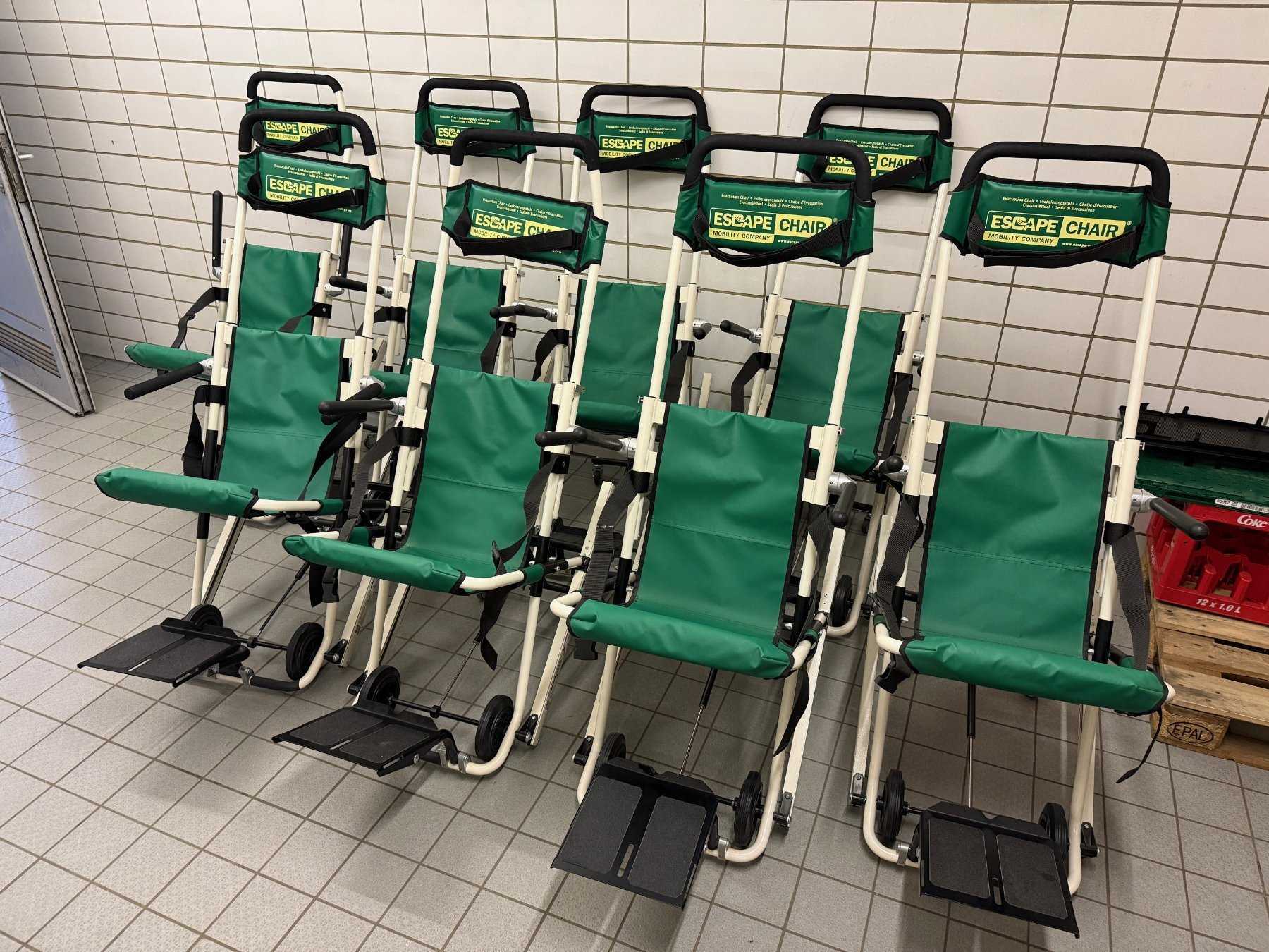Hier sind alle acht Evakuierungsstühle aufgebaut.