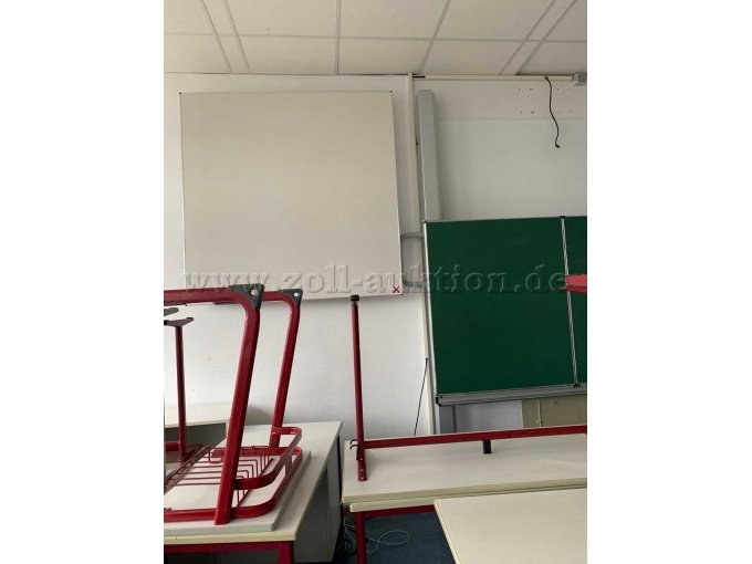 Klassenzimmertafel grün mit Präsentationsfläche links