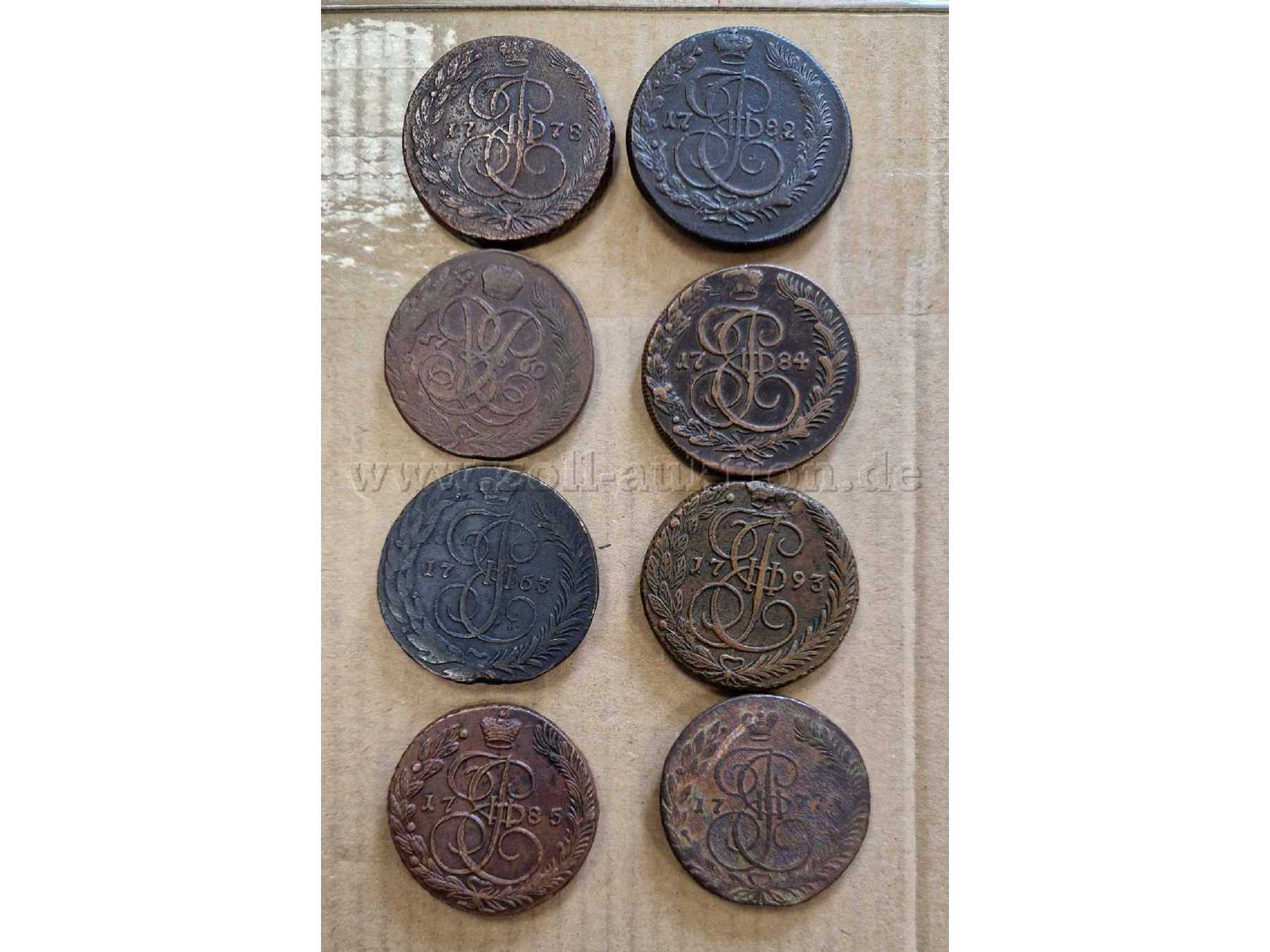 8 russische Kupfermünzen Vorderansicht
