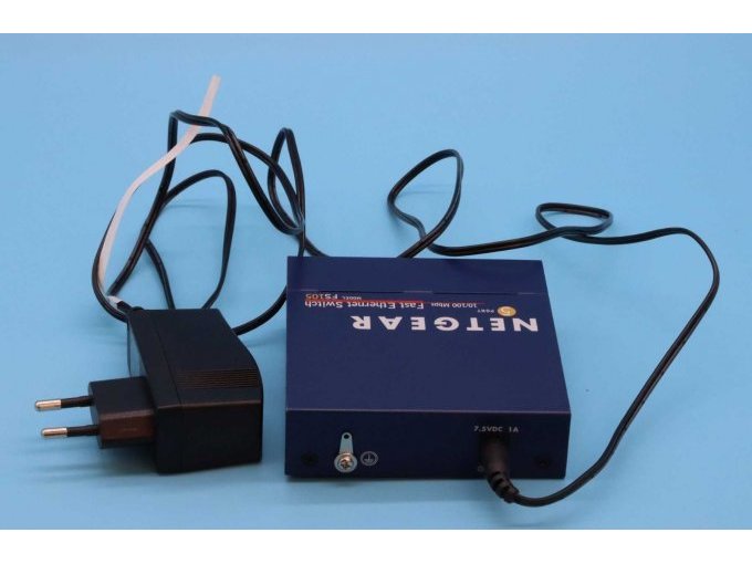 Rückansicht FS 105 v2 mit Netzteil