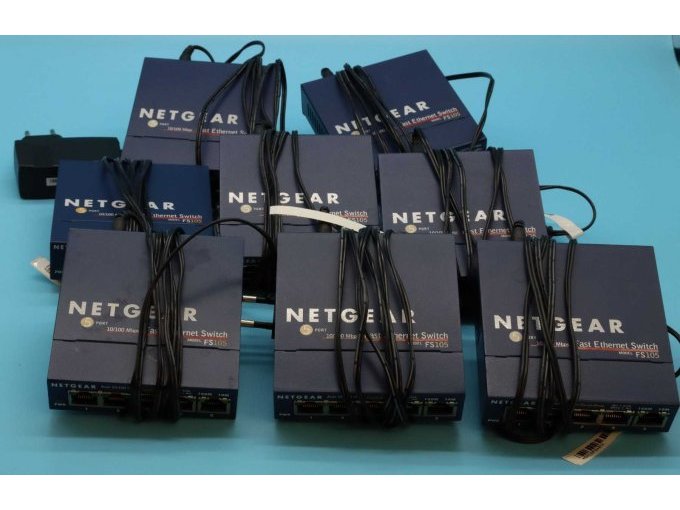 Gesamtansicht mit 8 Stück FS105 v2 mit Netzteile