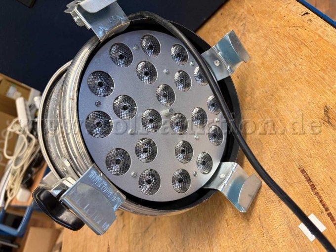 8 LED PAR 64 AT3-schijnwerpers van Litecraft met koffer – foto 3 – kavel bij Zoll-Auktion, Dortmund