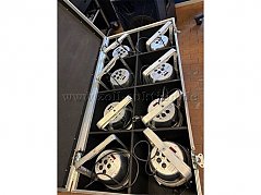 Case mit 8 Scheinwerfern
