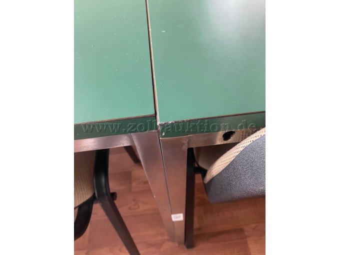 Kratzer an einem der Tische