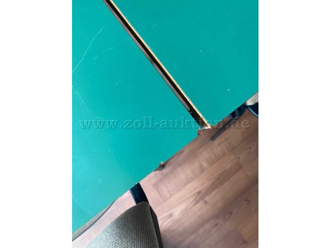 Kratzer an zwei Tischen