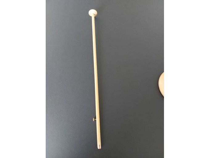 Zylindrischer Stab unten der untere Haken für die weitere Fixierung Wimpel/Flagge zu sehen.
Stab ca 42cm lang