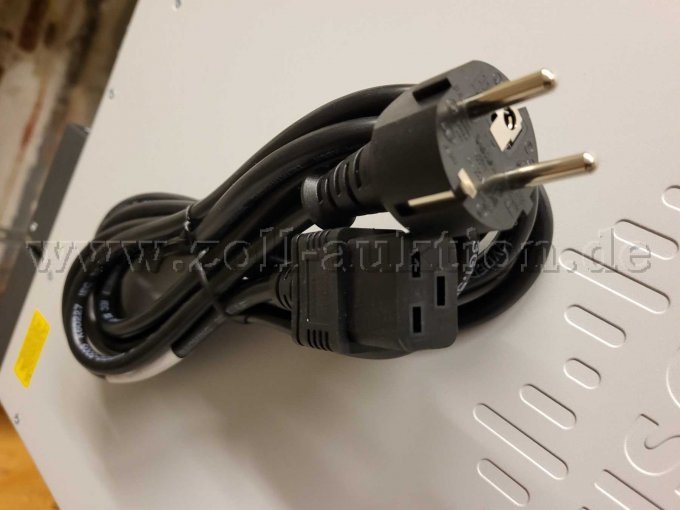 ausgepackter Netzstecker