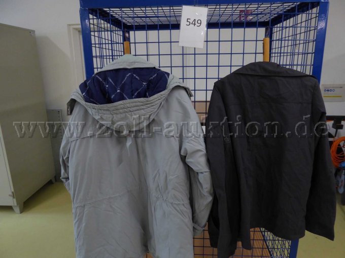 Helly Hansen und Jack Wolfskin hinten