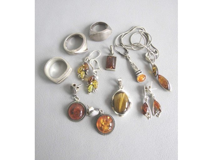 Schmuck mit bräunlichen Steinen