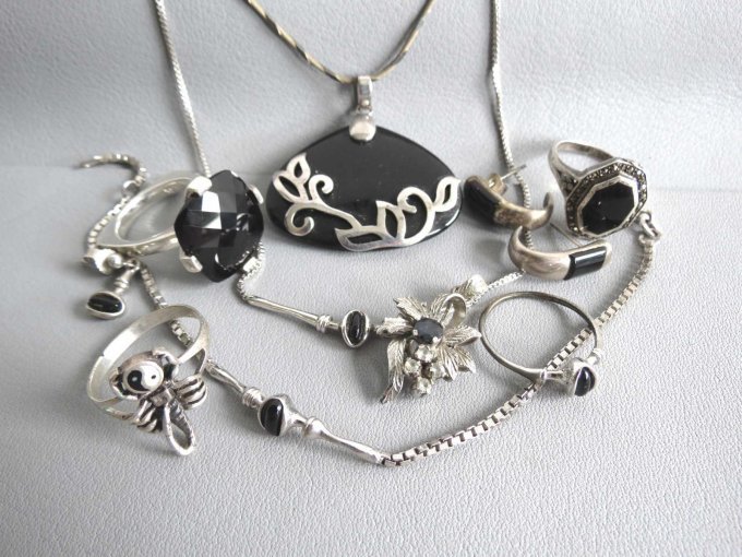 Schmuck mit schwarzen Steinen 2